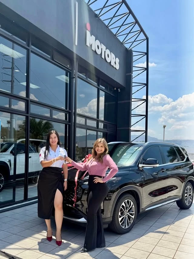 cristina y su nuevo carro