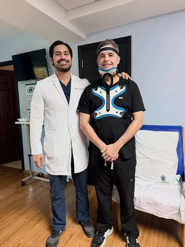 doctor junto sergio  Bendaña 