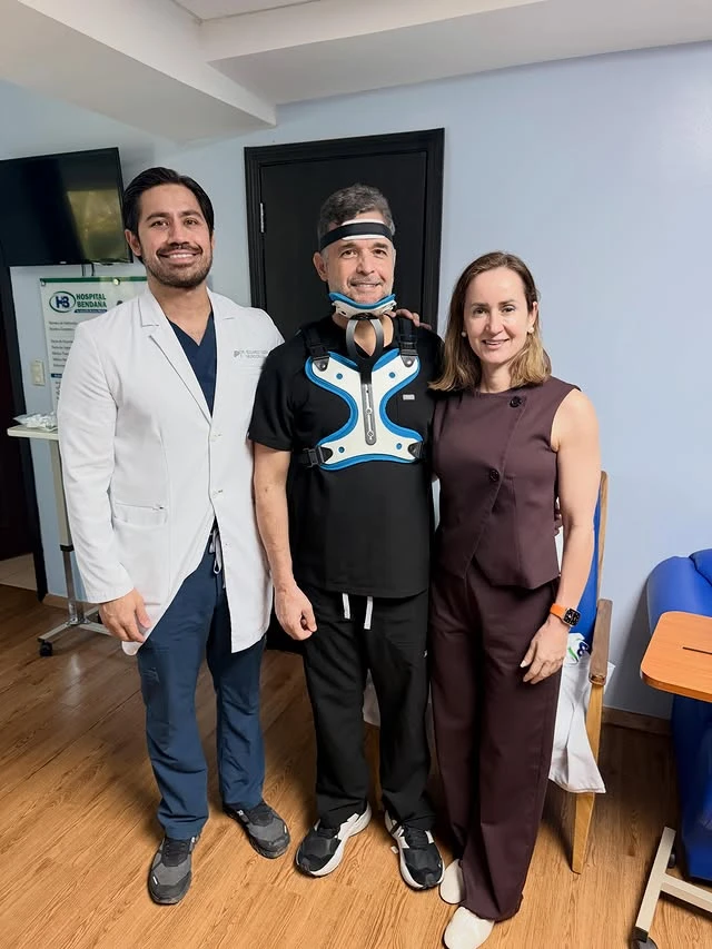 doctor junto sergio  Bendaña 