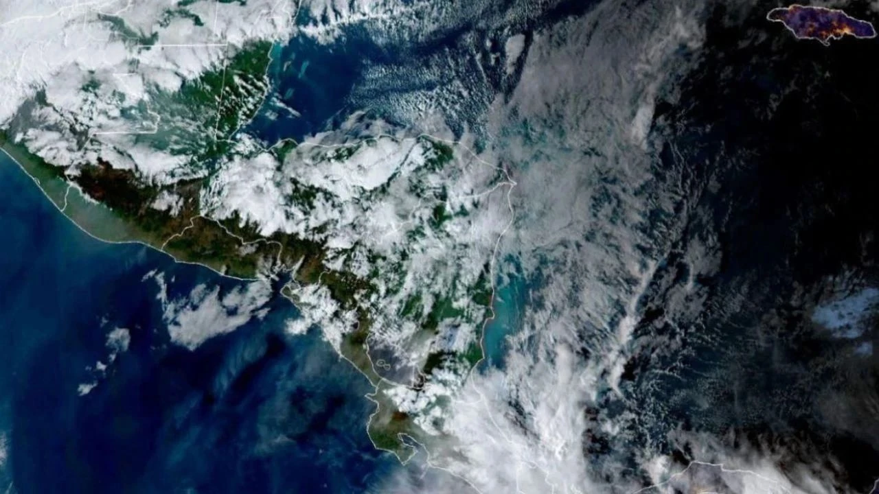 Imagen Principal de Nota: Alerta por nueva onda tropical en Honduras: fuertes lluvias y  tormentas eléctricas