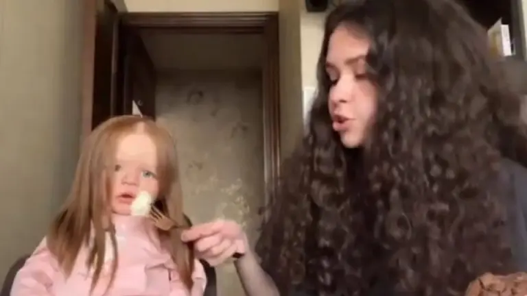 Imagen Principal de Nota: Captan en video a muñeca poseída moviéndose sola frente a su dueña