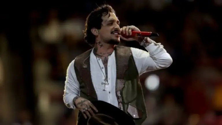 Imagen Principal de Nota: Christian Nodal pierde su nombre y lanza 'El Forajido' ante una traición familiar
