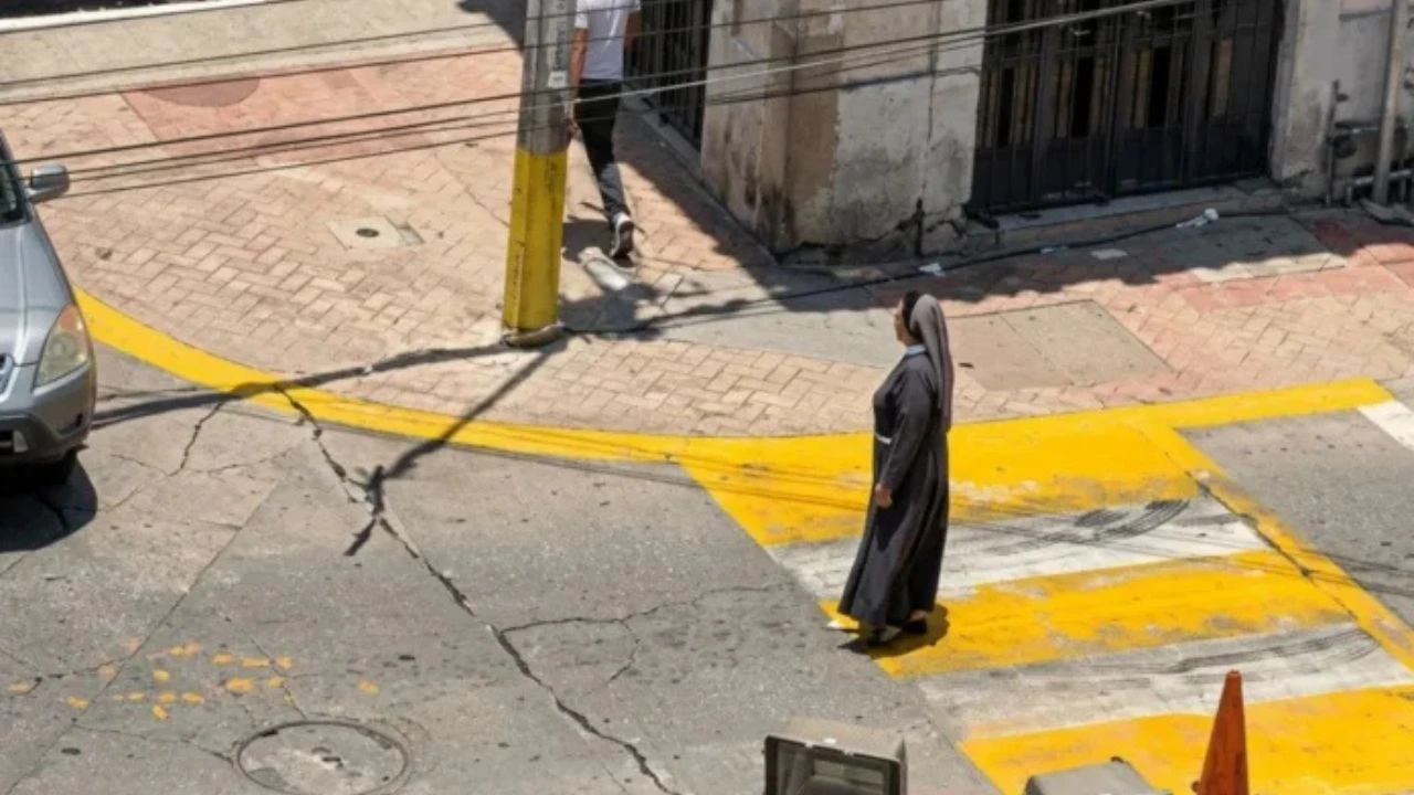 Imagen Principal de Nota: ¡Como agente de tránsito! Monja sorprende al controlar el tráfico en Comayagua