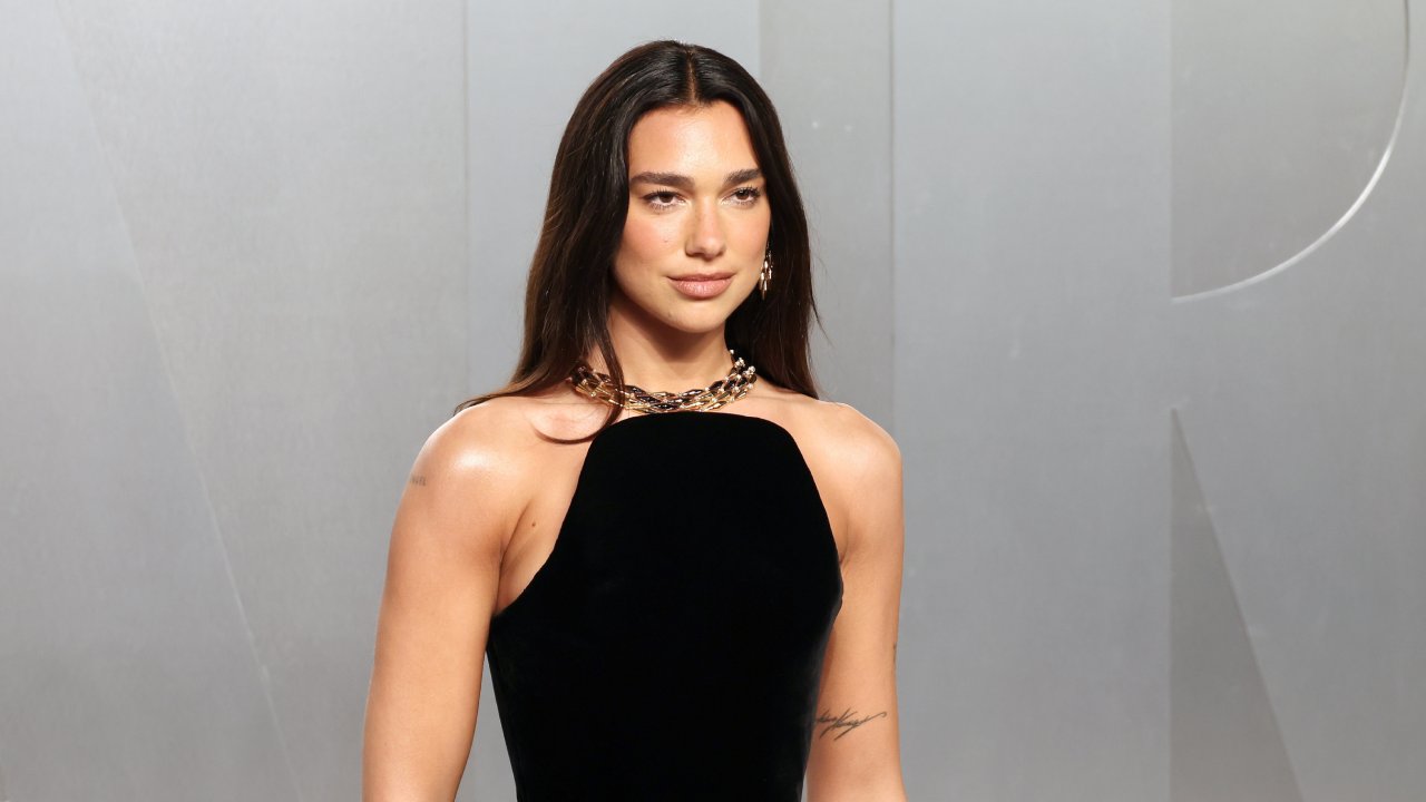 Dua Lipa explota y demanda a Samsung por usar su rostro sin permiso