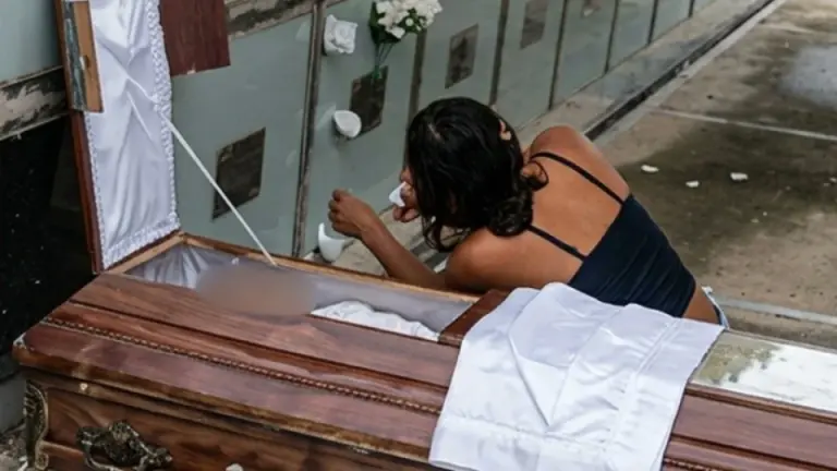 Imagen Principal de Nota: Mujer desentierra el cadáver de su pareja para perfumarlo