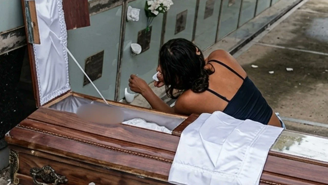 Mujer desentierra el cadáver de su pareja para perfumarlo