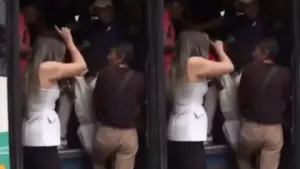 Imagen de “¡Qué se pare!”: Bus 'se lleva' a periodista en vivo. ¿Salió herida?
