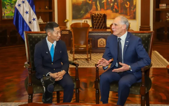 Shin Fujiyama con el presidente de Honduras