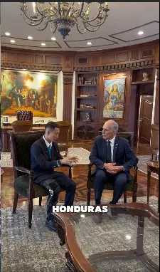 Shin Fuijyama junto al presidente