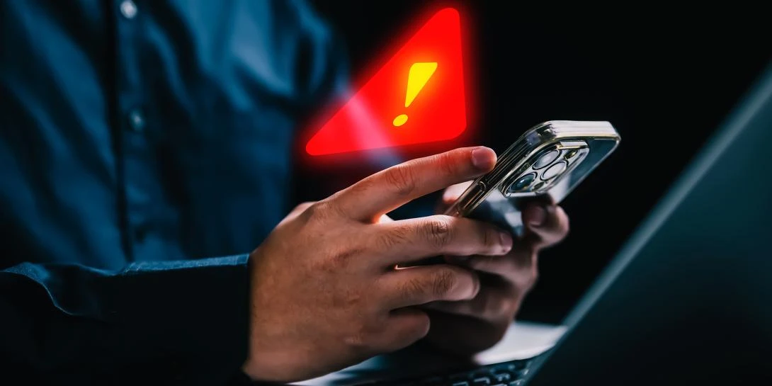 persona con celular en mano