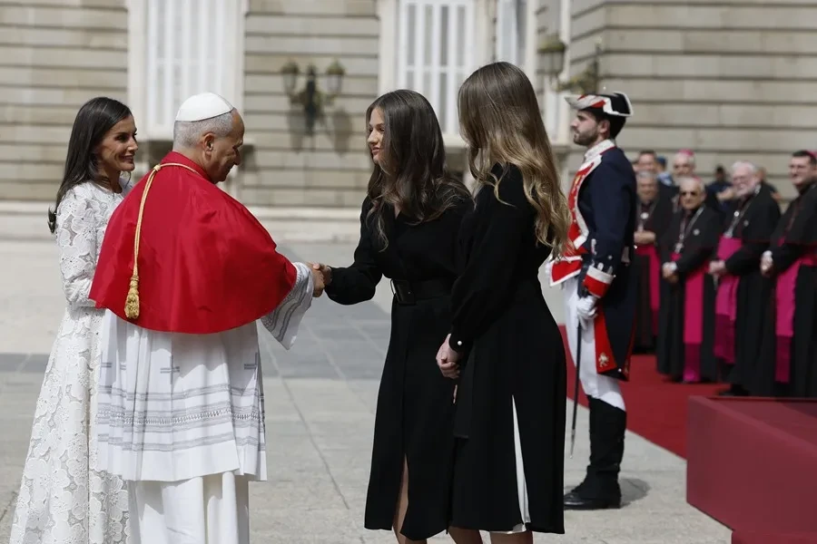 papa leon con la reina letizia y sus hijas