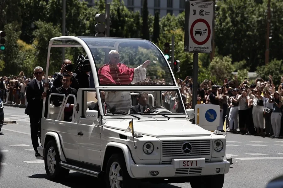 papa Leon XIV en papamóvil