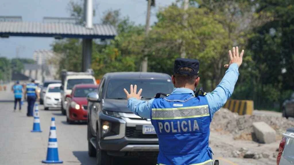policia detiene carro