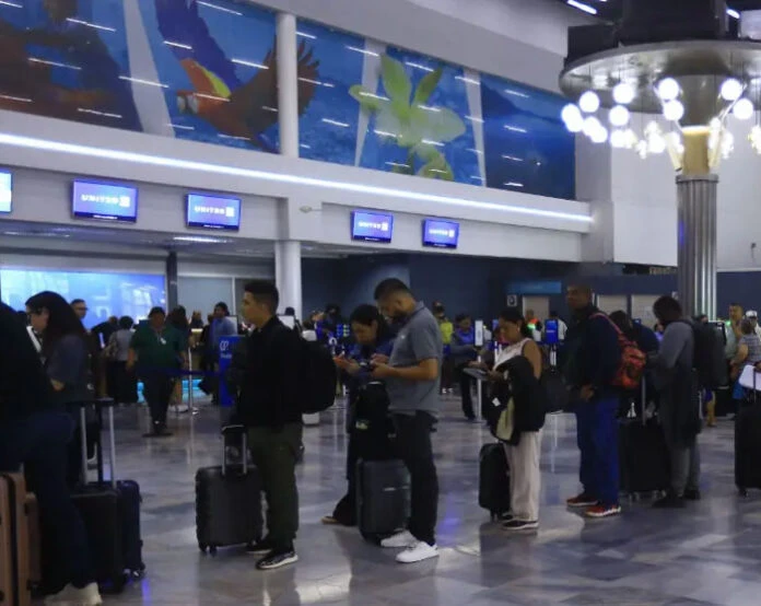 personas en aeropuerto