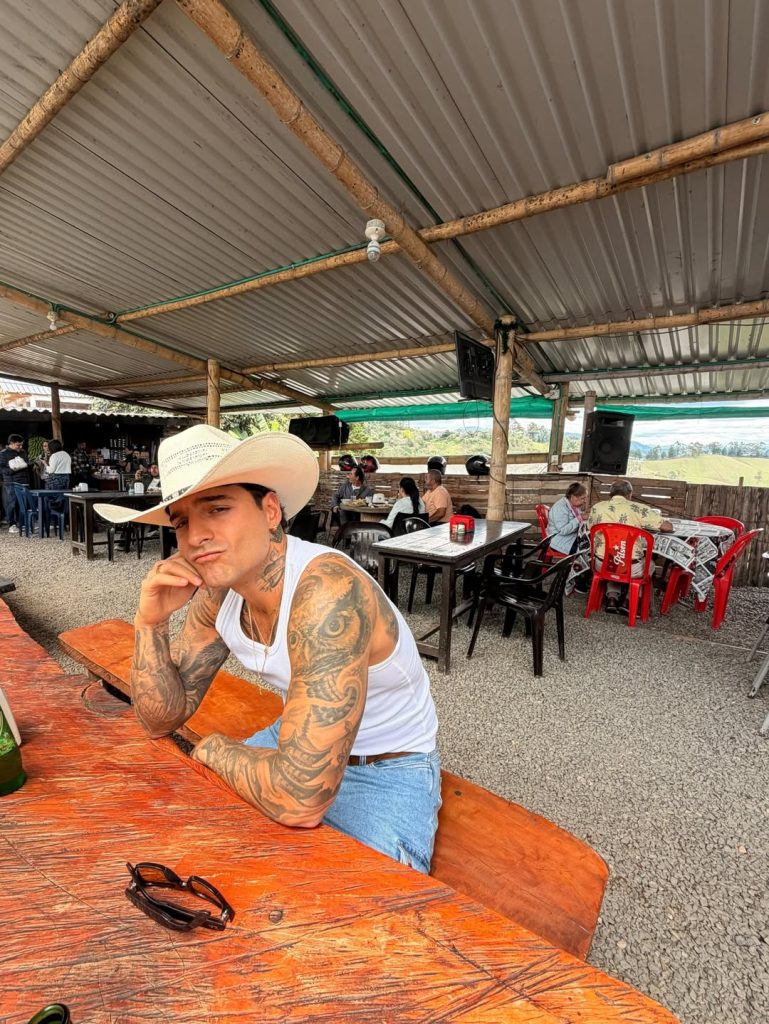 Maluma con sombrero