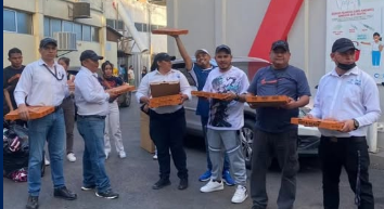 Marlon junto a otros guardias de seguridad