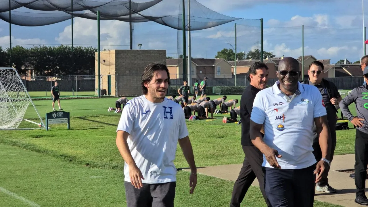 Espina ya luce la camisa de la H: regalará 400 boletos para el partido