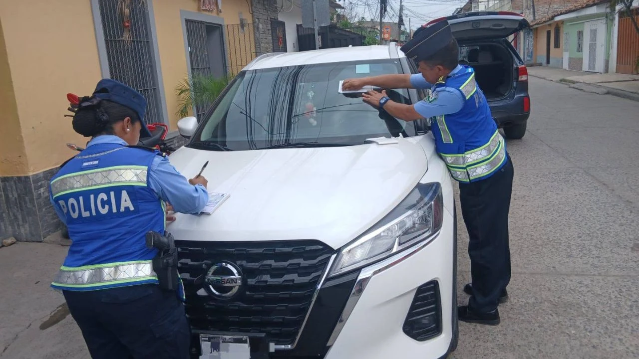 ¿Cuándo aplica una grúa por mal estacionamiento? Esto explica la DNVT
