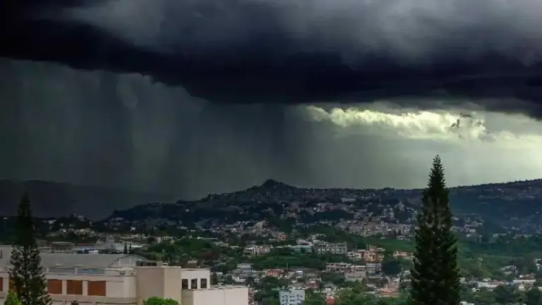 Imagen Principal de Nota: Prepárese: Dos fenómenos traerán fuertes lluvias y tormentas a Honduras