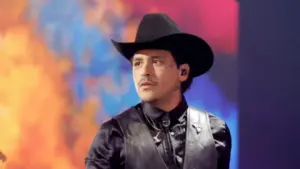 Imagen de Christian Nodal besó a una fan en Monterrey y su reacción lo dijo todo