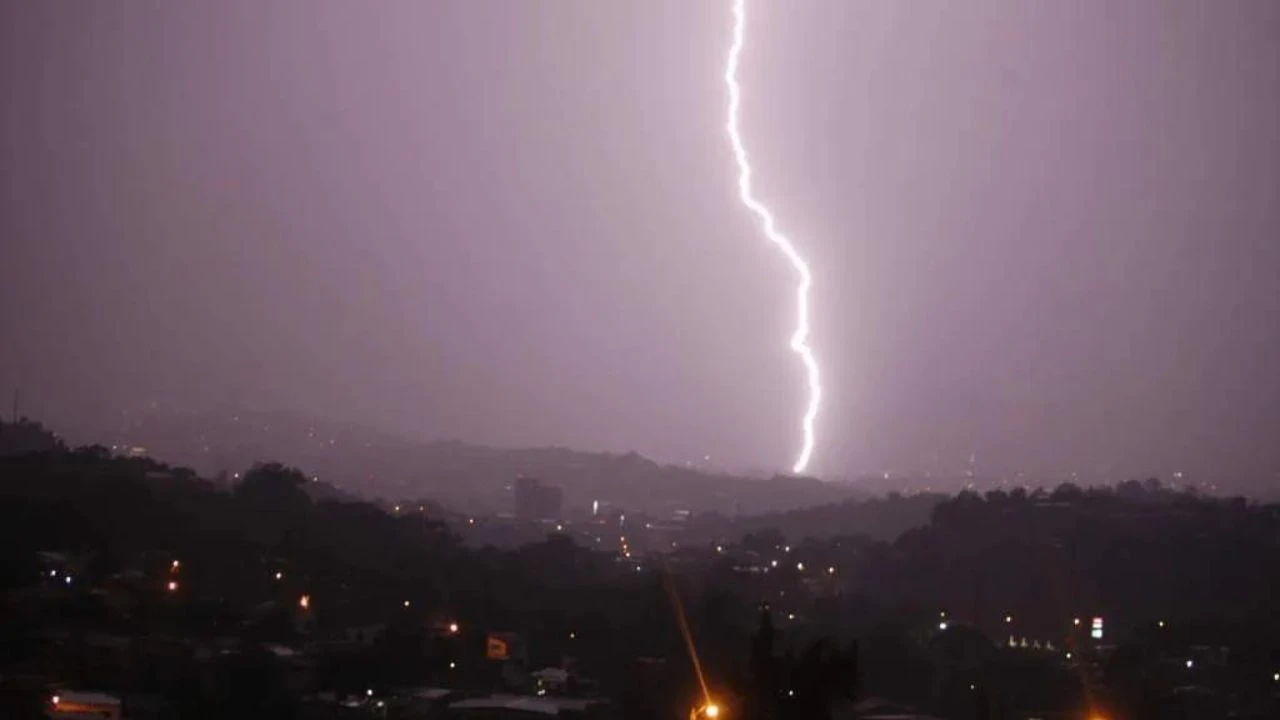 Remanentes de onda tropical provocarán lluvias y tormentas este viernes