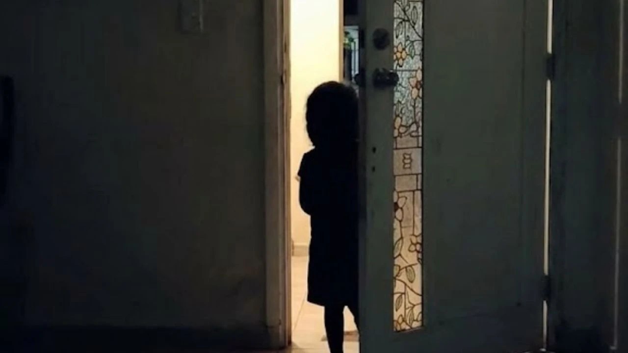 ¿Un fantasma? Captan aterradora silueta de niño en plena madrugada
