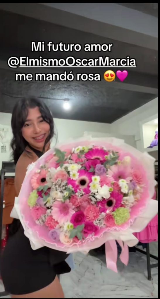Yiyi con ramo de rosas que le envio Oscar Mancia