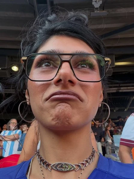 Imagen de Mia Khalifa llorando