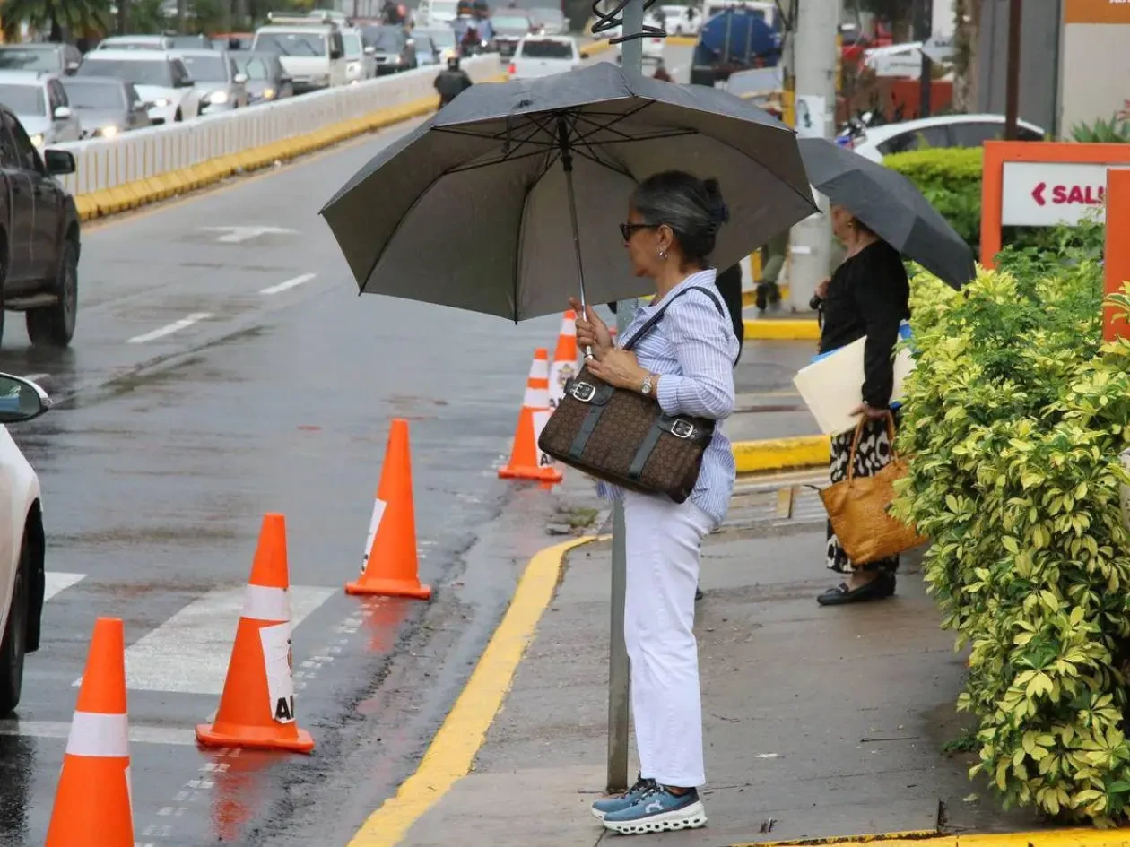 Imagen de una mujer con sombrilla