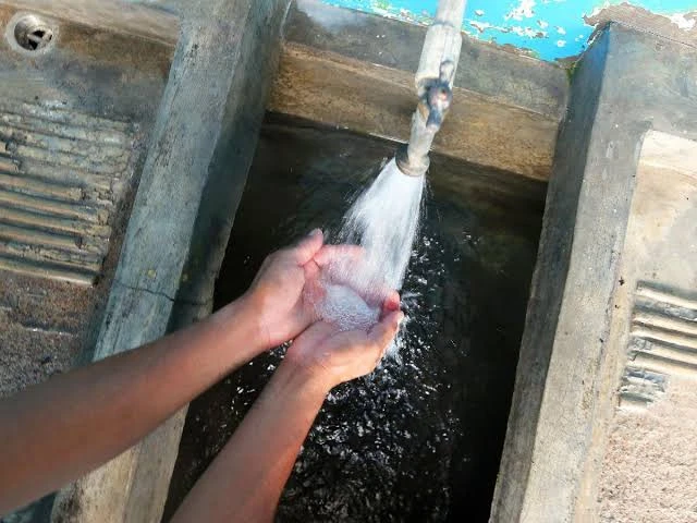 Imagen de una persona tocando agua