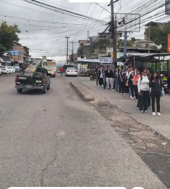 Estudiante de la UNAH La fila de universitarios llamó la atención de usuarios en redes sociales por mantener una conducta organizada.