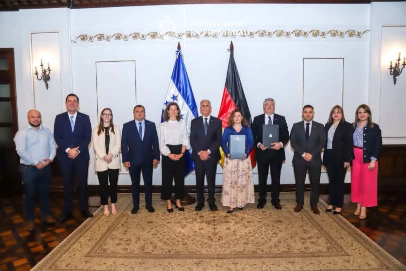 Imagen de firma del contrato de placas vehiculares