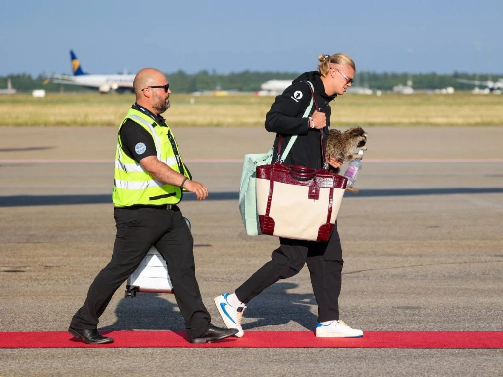 Imagen de Erling Haaland en el aeropuerto