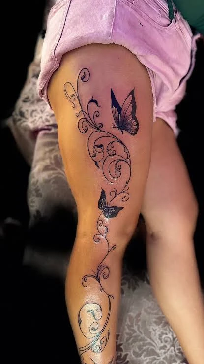 Imagen de tatuaje de mariposa de mujer