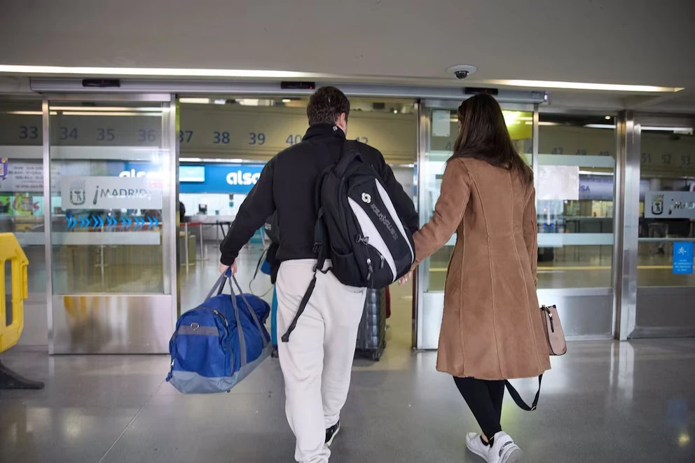 Imagen de pareja con maleta