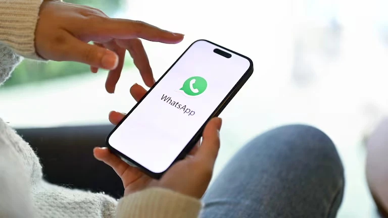 Imagen de persona con un teléfono en la mano