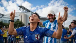 Imagen de Carlos Espina 'prohíbe' a Shin Fujiyama usar camisa del Victoria por curiosa razón