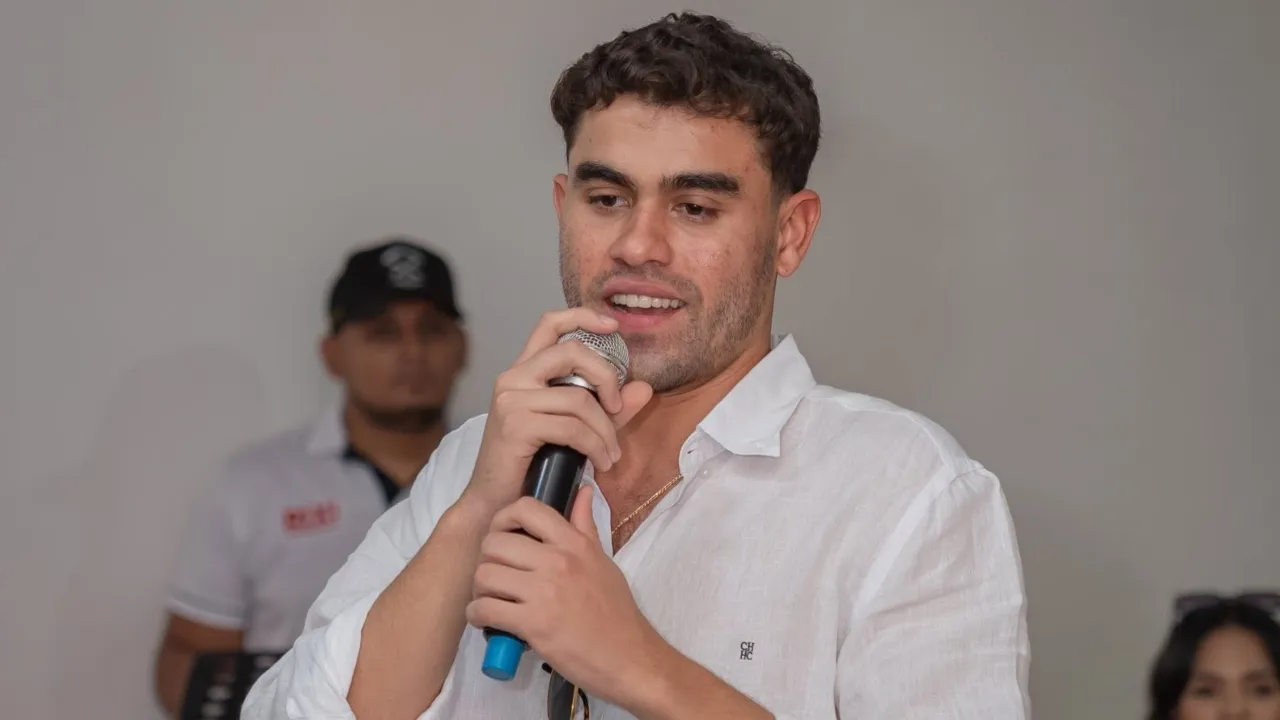 Imagen Principal de Nota: Captan a diputado hondureño trabajando en una cafetería de Juticalpa