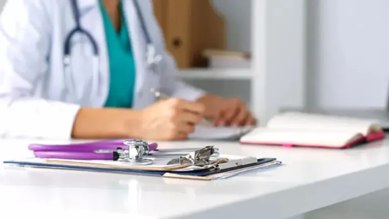 Imagen Principal de Nota: "Dejan sin atención a los pacientes": polémica por foto de doctora en hospital