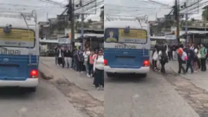 Imagen de Estudiantes de la UNAH sorprenden por su ejemplar forma de subir al bus