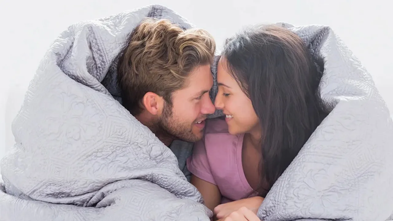 5 señales que podrían revelar que una mujer desea tener intimidad