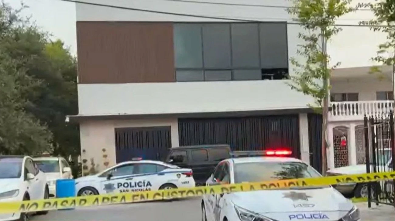 Imagen de policías en las afueras de la vivienda de Karely Ruiz