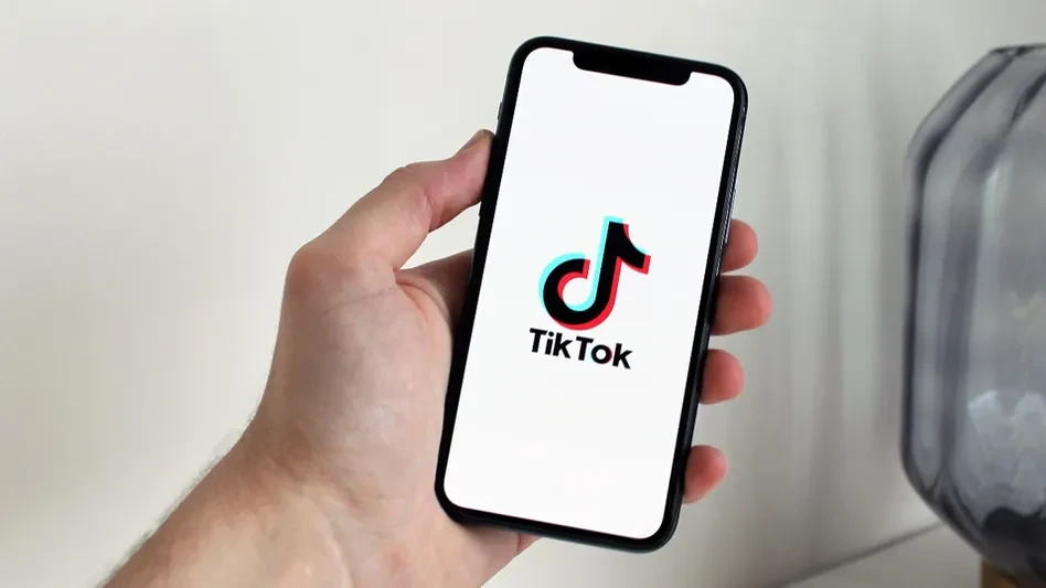 Imagen de celular con imagen de TikTok 