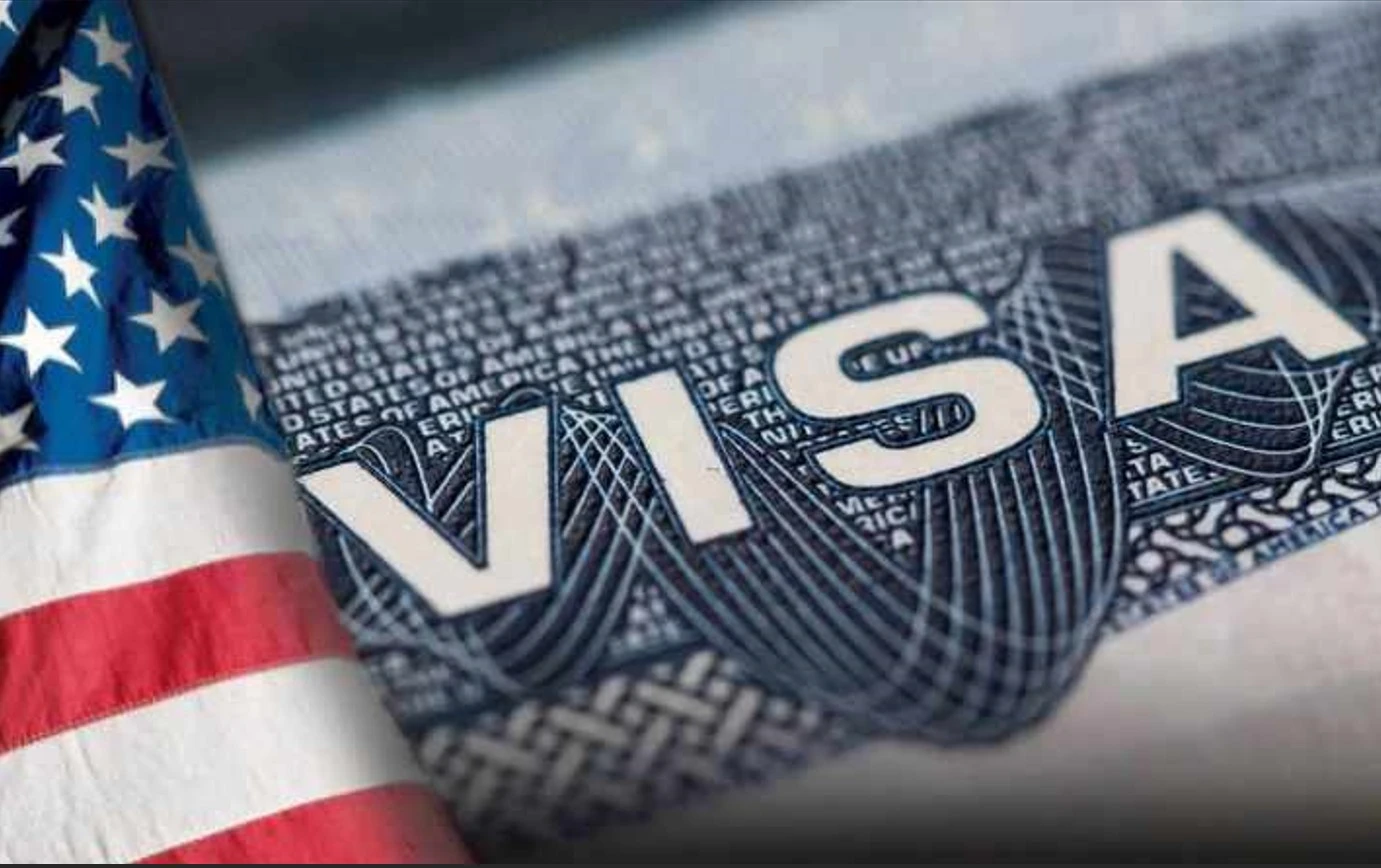 Imagen de una visa y bandera de EEUU