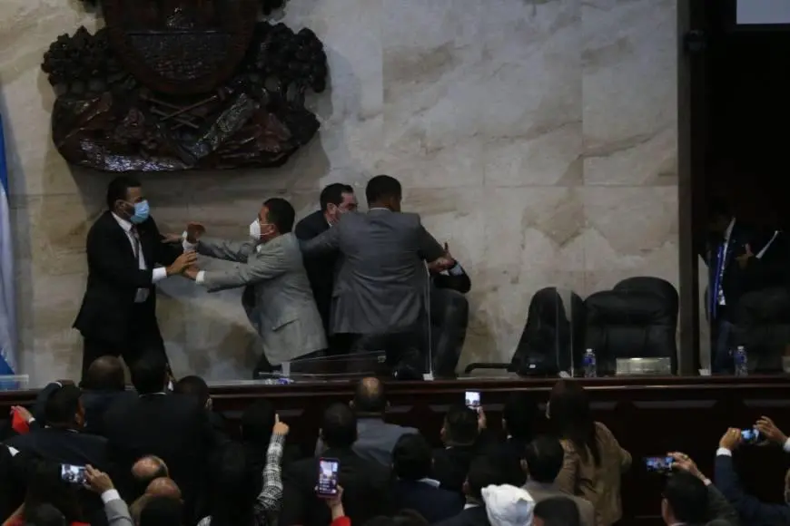 PELEA DE JORGE CÁLIX Y RASEL TOME EN EL CONGRESO EN 2022