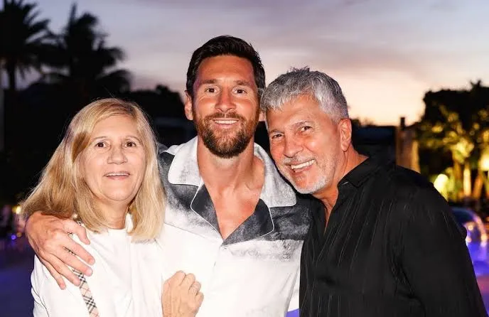 MESSI JUNTO A SU MADRE Y PADRE JORGE 