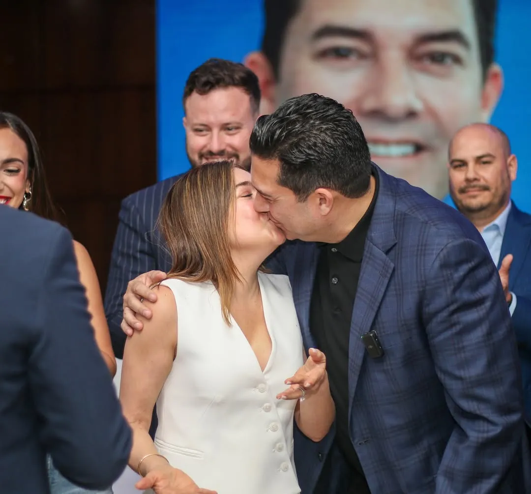 PAOLA JUNTO A SU ESPOSO JUAN DIEGO 