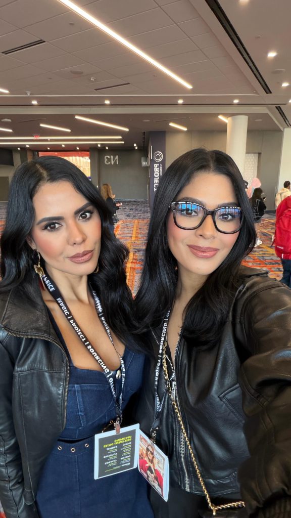 Loren Mercadal junto a su hermana