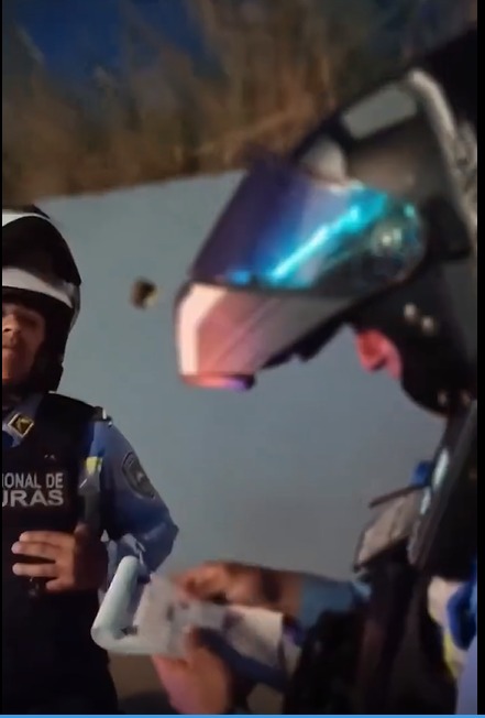agentes policiasles realizando una esquela