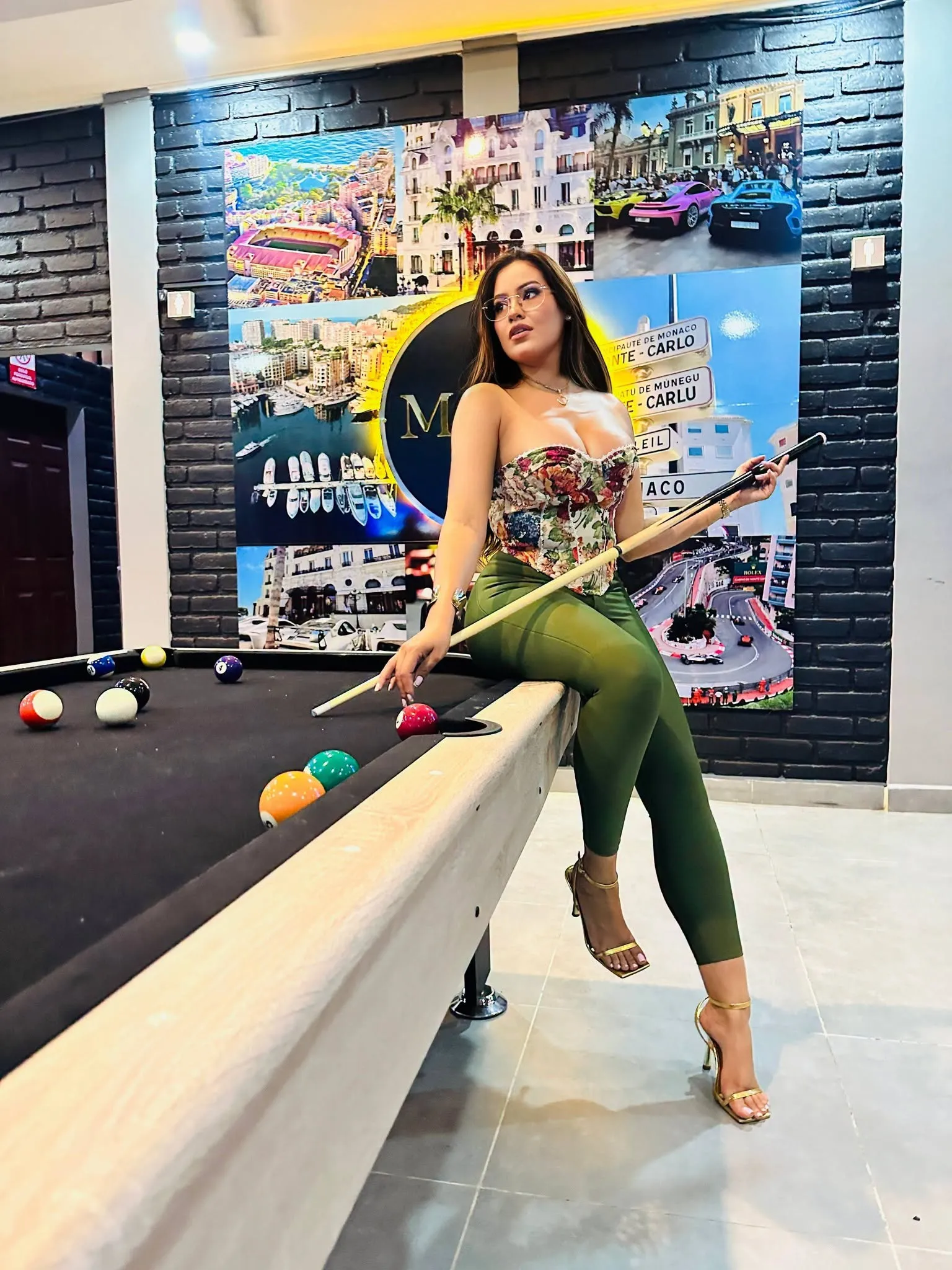ALEJANDRA rubio en mesa de billar